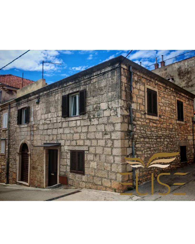 vela-luka-korčula-island-stone-house-for-sale-renovated-sedond-row-to-the-sea-traditional-house-real-estate