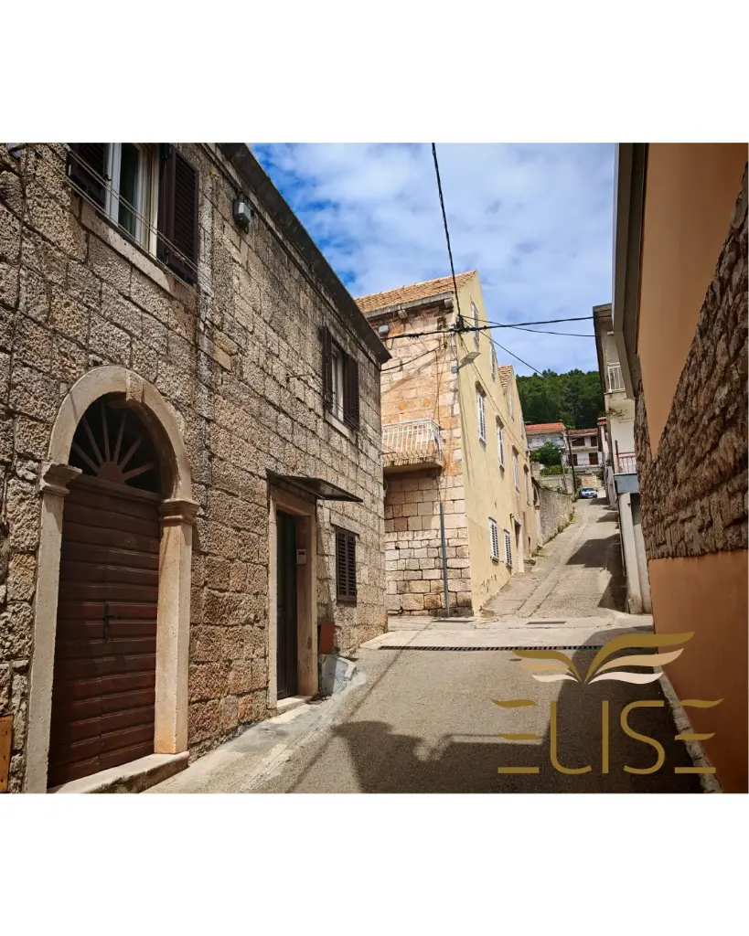 vela-luka-korčula-island-stone-house-for-sale-renovated-sedond-row-to-the-sea-traditional-house-real-estate