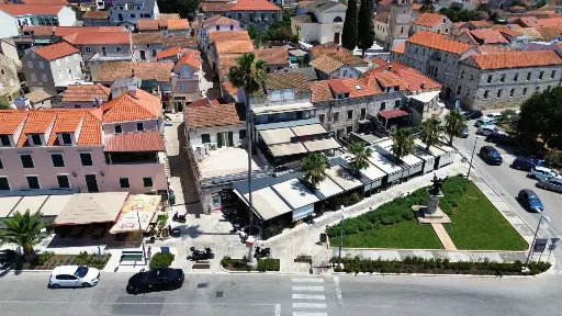 Geschäfts- und Wohnimmobilie im Herzen von Vela Luka auf der Insel Korčula