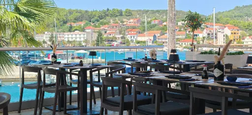 Geschäfts- und Wohnimmobilie im Herzen von Vela Luka auf der Insel Korčula