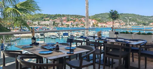 Geschäfts- und Wohnimmobilie im Herzen von Vela Luka auf der Insel Korčula