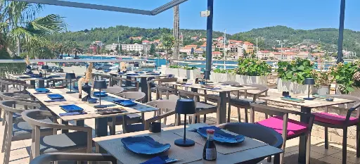Geschäfts- und Wohnimmobilie im Herzen von Vela Luka auf der Insel Korčula