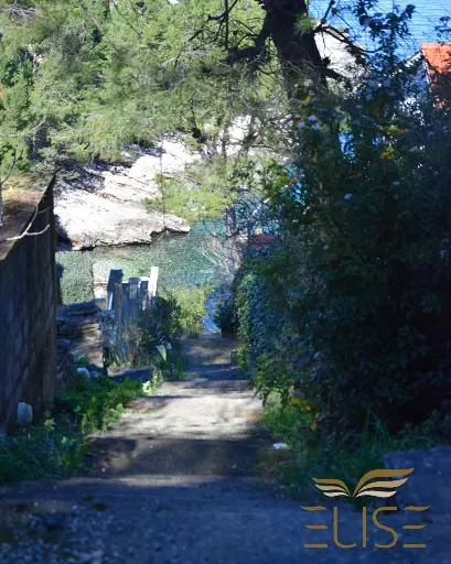 PRIGRADICA- BUILDING LAND IN THE SECOND ROW FROM THE SEA