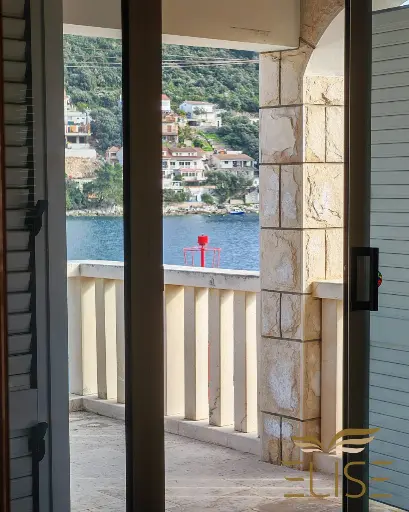 STEINHAUS IN ERSTER REIHE AM MEER – BUCHT BRNA / SÜDSEITE DER INSEL KORČULA