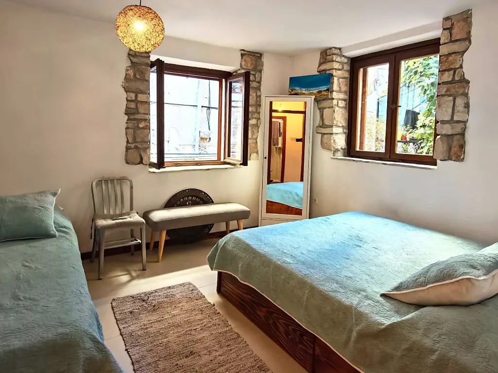 ELISE_Steinhaus_14_Schlafzimmer_Steinfenster.webp