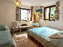 ELISE_Steinhaus_14_Schlafzimmer_Steinfenster.webp