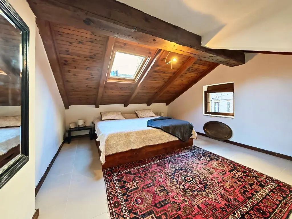 ELISE_Steinhaus_09_Dachschlafzimmer_weit.webp