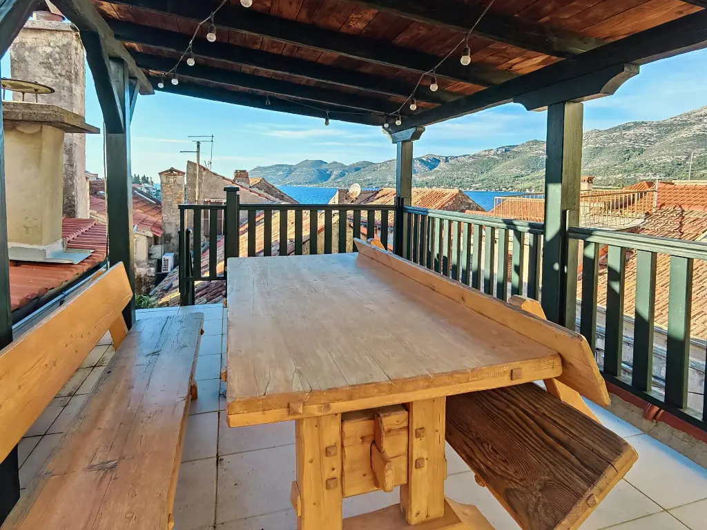 ELISE_Steinhaus_01_Dachterrasse_Meerblick.webp
