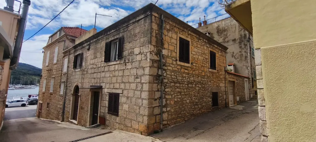 vela-luka-korčula-island-stone-house-for-sale-renovated-sedond-row-to-the-sea-traditional-house-real-estate