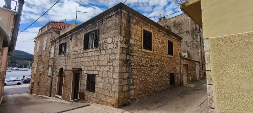 Authentisches Steinhaus im Herzen von Vela Luka – Nur 30 m vom Meer entfernt | Insel Korčula