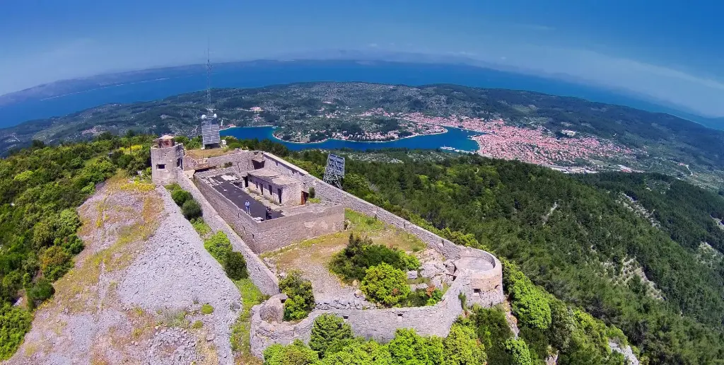 vela-luka-korčula-island-stone-house-for-sale-renovated-sedond-row-to-the-sea-traditional-house-real-estate