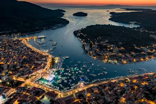 Authentisches Steinhaus im Herzen von Vela Luka – Nur 30 m vom Meer entfernt | Insel Korčula