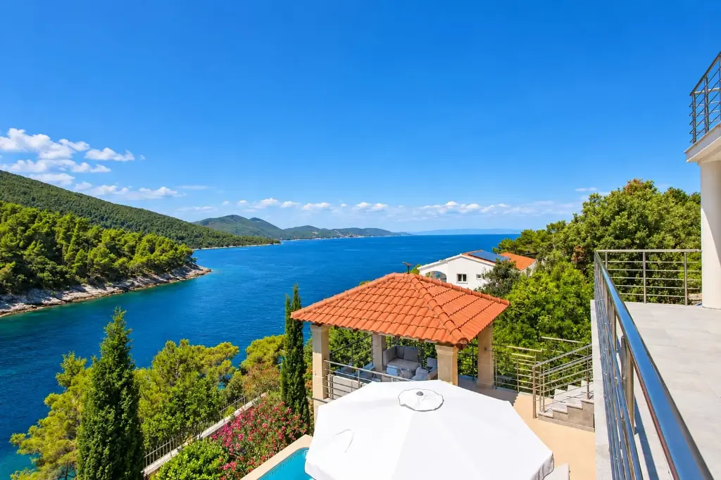 VILLA RASOHA – WATERFRONT VILLA WITH PRIVATE MOORING | KORČULA